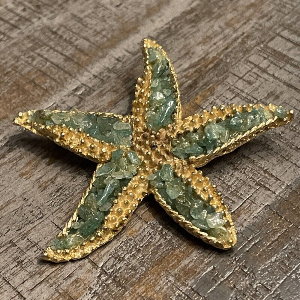 Vintage Textured Gold Tone & Green Stone Chips Beach Sea Starfish‎ Brooch Pin - Picture 2 of 7